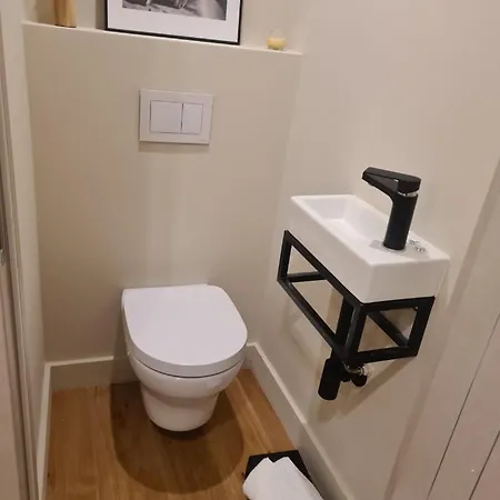 Mayerbeer - 2 Bedrooms With Balcony דירה *